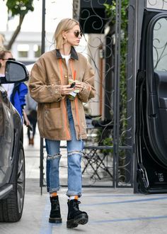 Vestiti In Jeans, Hailey Baldwin Street Style, Stile Kendall Jenner, Sandal Tali, Converse Outfits, Oversize Jacket, Hailey Bieber Style, Millennials Fashion