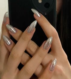 #nails #nailart Winter Nails Silver, Nails Hailey Beiber, Chrome Silver Nails, Beiber Nails, Chrome Almond Nails, Nail Design 2023, Chrome Nails Silver, Chrome Almond, Silver Chrome Nails