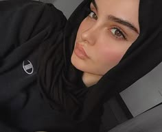 Evon Wahab, Black Hijab, Beautiful Photoshoot Ideas, Hijab Style Casual, Wedding Couple Poses Photography, Hijabi Aesthetic, Pink Girly Things, Hijabi Girl, Couple Photography Poses