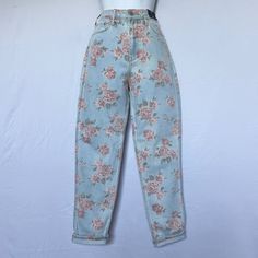 Nwt Hollister Floral Ultra High-Rise Mom Jean 3 Junior Brand New Flower Print Jeans Baggy Vintage Mom Fit Measurements: (Measured Flat) Waist 13” Rise 12” Inseam 28” Thigh 11” Leg Opening 6” High Rise Black Jeans, High Waisted Distressed Jeans, Mom Denim, Distressed Mom Jeans, Vintage Mom, Blue Denim Pants, Floral Jeans, Curvy Shorts, Hollister Jeans