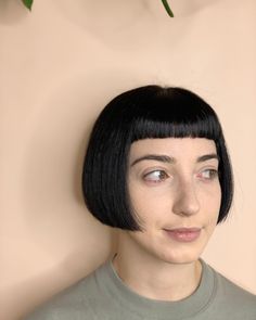 Fringe hairstyle ideas are so in and popular right now! Fringe has made its comeback in 2022 thanks to all the TikTok trends. Women love the simplicit... Bang Fringe Hairstyles, 2023 Blonde Hair, Brown Hair With Fringe, Bangs 2023, Bobbed Haircuts, Short Fringe Bangs, Bob With Fringe Bangs, Blonde Hair With Fringe, Short Bob With Fringe