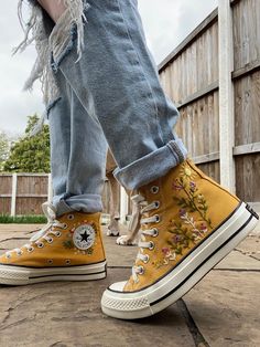 Converse Bleu, Yellow Converse, Embroidered Converse, Basket Style, Dr Shoes, Converse Red, Embroidery Shoes, Converse White