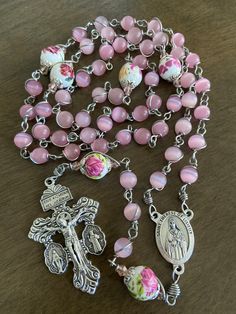 Rosary Hand Made, Rosary Coquette, Handmade Pink Cross Rosary, Handmade Pink Rosary In Cross Shape, Handmade Pink Rosary With Cross, Handmade Pink Rosary With Cross Shape, Pink Rosary With 8mm Beads As Gift