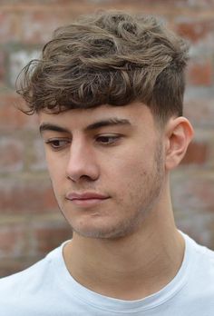 Running Hairstyles, Tapered Haircut, Wavy Hair Men, Wavy Haircuts, Haircuts For Wavy Hair, Haircuts For Curly Hair, Corte De Cabelo Masculino, Mens Haircuts Short, Short Wavy Hair