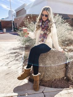 Ugg Boot Outfits Fall, Leggings Outfit With Uggs, Raining Outfits, 2016 Winter Outfits, Women's Style Tips, Fall Maxi Skirt Outfits, Spirit Jeans, How To Wear Uggs, Stylish Outfits For Women