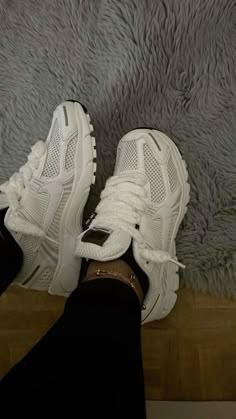 All White Shoes Outfit, Girly Nike Shoes, Shoe Wishlist Nike, White Nike Shoes Aesthetic, Shoes Women 2024, Nike Vemero5 Outfit, Nike Vomero Outfit, Nike P6000 Outfit Women, Nike Vomero 5 Outfit Women