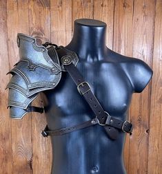 Greek Gods Costume, Pauldron Armor, Leather Pauldron, Rogue Cosplay, Armor Reference, Souls Art, Elf Cosplay, Warrior Outfit, Futuristic Armour