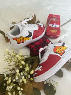 Cars Nails Disney, Disney Painted Shoes, Custom Baby Shoes, Disney Converse, Disney Cars Movie, Lighting Mcqueen, Custom Sneakers Diy, Painted Nikes, Custom Painted Shoes