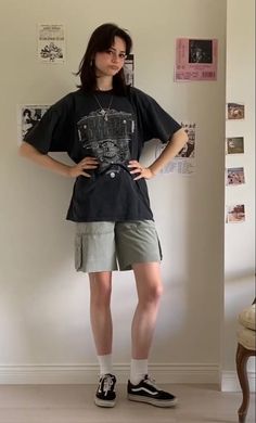 Short Tomboy Outfits, 90s Grunge Shorts Outfit, Skater Female Outfits, Grunge Short Outfits, Long Shorts Outfits Women Street Style, Outfit Inspo Short Girl, Summer Enby Outfits, Enby Outfits Summer, Tomboy Outfits Shorts