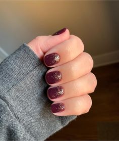 Nails Acrylic Burgundy Design, Simple Autumn Nails Short Orange, Maroon Accent Nails, Maroon Nails With Gold Glitter, Christmas Nails Burgundy And Gold, Burgundy And Gold Glitter Nails, Nails To Go With Maroon Dress, Burgundy And Gold French Tip Nails, Burgundy Nails With Gold Flakes