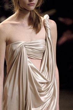 John Galliano Edgy Bridal, Draping Fashion, Art Dress, John Galliano, Fantasy Fashion, Mode Inspiration, White Fashion, Fashion Details