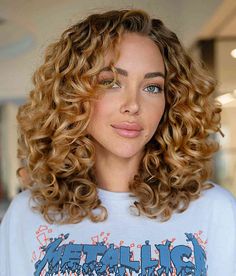 35 Stunning Strawberry Blonde Hair Ideas to Make You Stand Out in 2024 Fat Face Haircuts, Black Cherry Hair, Red Balayage Hair, Cherry Hair Colors, Red Hair Looks, Dark Curly Hair, Dyed Curly Hair, Cherry Hair