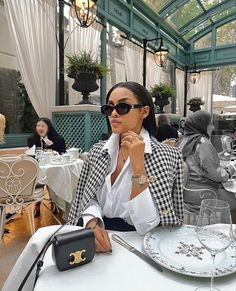 Cute Roblox Avatars Aesthetic, Celine Mini Bag, Woman Drawings, Animated Pictures, Luxury Lifestyle Women, Inspiration Photos, Grown Women, Classy Work Outfits