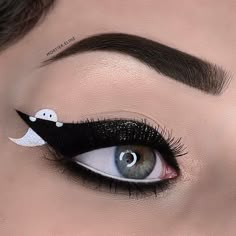 Web Eyeliner Makeup, Halloween Ghost Eyeliner, Spooky Season Makeup Looks, Halloween Graphic Liner Makeup, Jack O Lantern Eyeliner, October Eyeliner Looks, Spooky Eye Makeup Halloween, Ghost Eyeliner Halloween, Spooky Eyeliner Looks