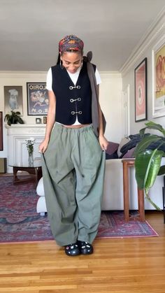 Earthy Work Outfits, Masc Dresses, Tom Boy Femme Outfit, Futch Aesthetic, Mexico City Street Style, Earth Outfits, Queer Fashion Feminine, Tomboy Streetwear, Masc Outfits For Women