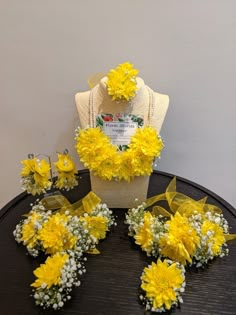 Jewellery set includes a maang tika, earrings, necklace and haath phool. Fresh Floral Jewellery For Haldi, Haldi Floral Jewelry Real Flowers, Fresh Flower Jewelry For Haldi, Mehendi Outfit For Bride, Haldi Jewellery Bridal Flowers, Haldi Flower Jewellery, Jewellery For Haldi