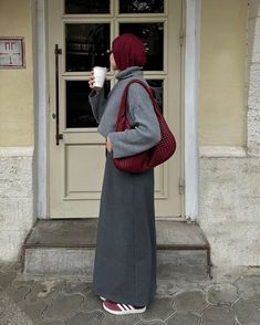 Pinterest Inspo Outfit, Grey And Burgundy Outfits For Women, Burgundy Hijab Outfit, Grey Abaya Outfit, Hijabi Business Casual, Grey Outfits For Women, Grey Hijab Outfit, College Winter Outfits, Maroon Abaya