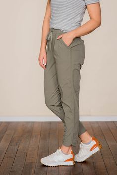 Drawstring Pocket Slit Pants Beige Joggers Outfit Women, Pe Teacher Outfits Female, Outfits For 30 Somethings, Athletic Pants Outfit, Casual Athletic Outfits, Joggers Outfit Women, Athleisure Outfit, Basic Long Sleeve Tee, Celebrity Casual Outfits