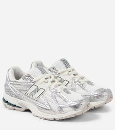 Shoes Dressing, New Balance 1906, New Balance 1906r, Look Kylie Jenner, Pretty Sneakers, Trendy Shoes Sneakers, Pretty Shoes Sneakers, Shoe Wishlist, Shoes Outfit Fashion