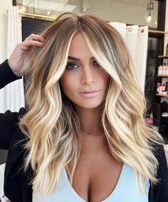 Messy Wavy Hair, Honey Blonde Hair Color, Textured Haircut, Honey Brown Hair, Oval Face Haircuts, Ombre Hair Blonde, Balayage Blonde, Oval Face Hairstyles, Honey Blonde Hair