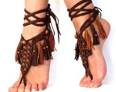 Leather Barefoot Sandals, Leather Burning, Estilo Hippy, Clothing Design Sketches, Boho Sandals, Concept Clothing, Foot Jewelry, Buffalo Leather, Drawing Clothes