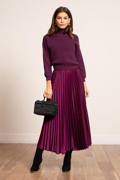 Satin Pleated Skirt, Pleated Skirt Outfit, Outfit Chic, Amal Clooney, Purple Sweater, Looks Chic, 가을 패션, 2000s Fashion