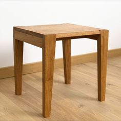 Buri is een houten krukje dat je voor verschillende gelegenheden kan gebruiken. Het kan perfect als extra zitplaats toegevoegd worden aan het hoofd van de tafel. Heb je wat vrienden uitgenodigd, dan kan je dit krukje ook gebruiken als bijzettafeltje om enkele hapjes op te zetten. Je kan het tevens gebruiken om een plant op te zetten in de woonkamer of slaapkamer. Stool Design, Woodworking Techniques, Diy Table, How To Make Bed, Wooden Tables, Bar Table, End Tables, Side Table, Woodworking