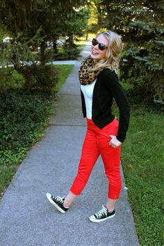 Idea outfit informal dominguero pantalón rojo Red Pants Outfit, Lederhosen Outfit, Woman In Red, Mode Tips, Red Jeans, Outfits With Converse, Elegante Casual, Red Pants, Spring Outfits Women