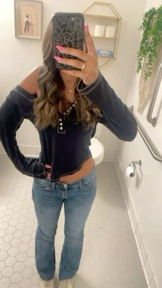 pinterest @kaylasophjohnson Warm Cozy Fall Outfits, Cute Fall Outfits With Doc Martens, Fall Low Rise Jeans Outfit, Clothes For An Hourglass Shape, Dresscode Outfits For School, Low Waist Jeans Outfit Fall, Outfit Inspo Aesthetic Fall, Unique Cute Outfits, Fall Outfits Women Sweaters