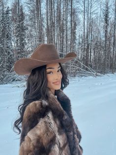 Cowgirl Winter Photoshoot, New Years Eve Outfits Fur Coat, Cowgirl Snow Outfits, Winter Country Photoshoot, Colorado Fits Winter, Cute Camping Outfits Winter, Casual Snow Outfits For Women, Fluffy Headbands Outfits, Cold Weather Cowgirl Outfits