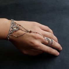 slave's braclet Diy Chain, Jewelry Styling, Accessories Making, Arm Jewelry, Hand Wrist, Prom Style