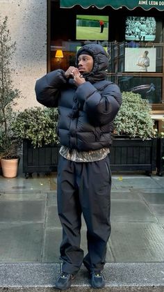 Hype Beast Outfits Man, Men Winter Fashion Outfits Street Styles, Puffer Jacket Outfit Streetwear, Black Puffer Outfit, Black Puffer Jacket Outfit, Puffer Jacket Outfit Men, Unorthodox Jukebox, Outfit Informal, Mens Winter Fashion Outfits