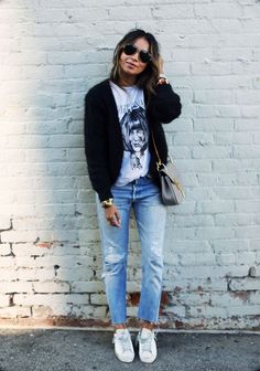 MiraFit. Graphic Tee And Jeans, Sincerely Jules Style, Worn Jeans, Sincerely Jules, Cute Fall Outfits, Jeans Outfit, Lifestyle Fashion, Looks Style, Mode Inspiration