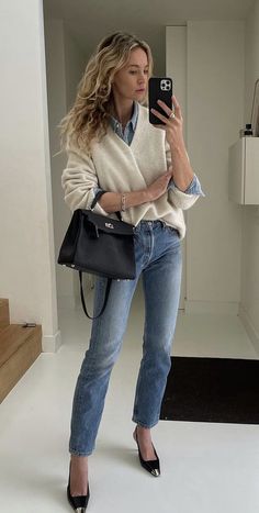 Cosmopolitan Style, Blue Street Style, Chic Winter Workwear Denim Jacket, Zara Denim Jeans For Workwear, Chic Button-up Denim Jumpsuit For Work, Denim Shirt Outfit Fall 2024, Demin Shirt Outfit, Sezane Brut Jeans Outfit, Working Girl Style