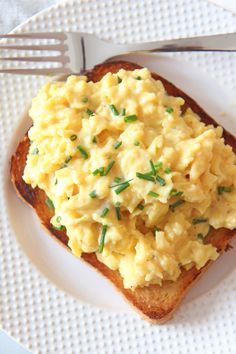 scrambled eggs on toast with chives on top