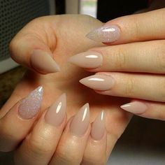 Natural and glitter!! (; Short Pointy Nails Stilettos, Short Pointy Nails Almond, Medium Stiletto Nails, Short Pointed Nails, Short Stiletto Nail Art, Short Pointy Nails, Pointy Nail Designs, Sharp Nails