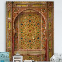 an intricately decorated wall in the middle of a room