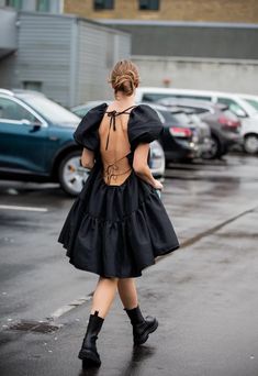 The Best Street Style at Copenhagen Fashion Week Fall 2020 | POPSUGAR Fashion Maxi Vestidos, Minimalist Moda, Fashion Week Outfit, Popsugar Fashion, Copenhagen Style, Copenhagen Fashion Week, Total Black, Looks Street Style, Cool Street Fashion