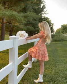 Country Girl Aesthetic, Country Concert Outfits, Foto Cowgirl, Senior Photoshoot Poses, Western Photoshoot, Senior Photo Outfits, Looks Country, Pose Fotografi, Cowgirl Aesthetic