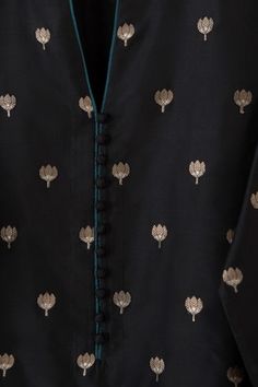 Contrast piping and buttons Brocade Kurta, Zardozi Work, Kurti Embroidery Design, Good Earth, Kurta Neck Design, Salwar Kamiz, Cotton Kurti Designs, Dress Design Patterns, Kurti Neck Designs