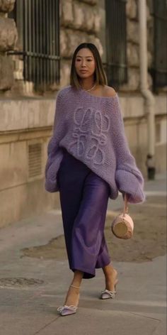 Street Style Chic Summer, Spring Travel Outfits 2023, Knit Outfit Ideas, Paris Fashion 2023 Street Style, Cool Street Fashion 2023, Summer 2023 Fashion Trends Street Style, Style Trends 2024, Paris Fashion Week 2023 Street Style, Street Style Trends 2023