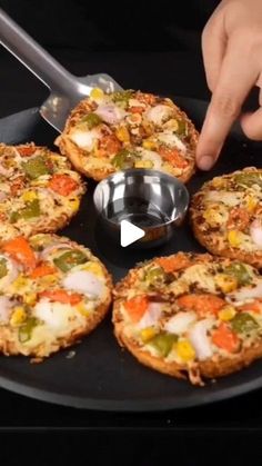 Pocket Pizza Recipe, Quick Breakfast Ideas Vegetarian, Breakfast Tiffin Ideas, Kids Tiffin Ideas Indian, Kids Tiffin Ideas, Indian Food Party, Vegetarian Snacks Easy