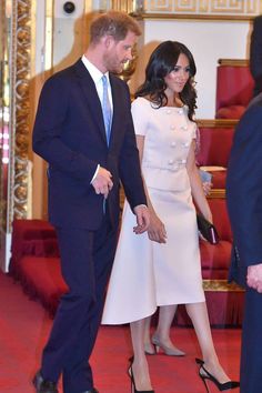 prince harry and his wife, the duke of cambridge, are walking down the red carpet