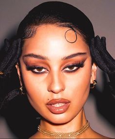 Snatched Eye Look, Editorial Smokey Eye, Modern Grunge Makeup, Cool Eye Shadow Looks, Smoked Liner Makeup, Red Lip Looks Black Women, Mafia Wife Makeup, Dark Makeup Looks Grunge Smokey Eye, Red Waterline Makeup