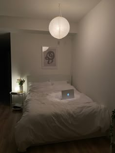 pendant light, paper lantern Big Minimalist Bedroom, Small Room Inspo Minimalist, Low Bed Ideas Cozy Bedroom, Basement Aesthetic, Small Room Inspo, Bedroom Inspiration Cozy, Teen Girl Room Decor, Comfy Bedroom, Neon Room