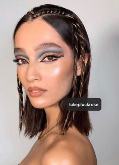 Easy Cleopatra Outfit, Egyptian Women Makeup, Eygptain Makeup, Cleopatra Outfit Ideas, Hellowin Costumes, Iconic Characters Costumes