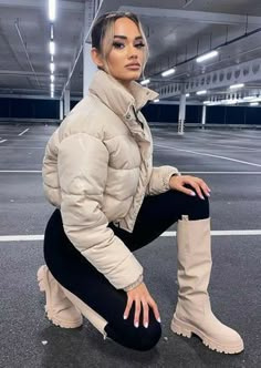 Beige Long Boots Outfit, Beige Boots Outfit, Outfit Jogging, Winter Going Out Outfits, Baddie Winter Outfits, Mauve Beige, Outfits Beige