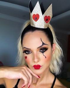 Queen Of Hearts Makeup, Make Carnaval, Unique Couple Halloween Costumes, Queen Of Hearts Costume, Cute Halloween Makeup, Costumes Couples, Diy Kostüm, Halloween Makeup Scary, Halloween Makeup Looks