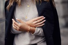 HEJ herbst & winter 15/16 - Fashion - GLAMunity - das GLAMOUR Forum Minimalist Street Style, Jewelry Styling, 90's Fashion, Minimal Chic, Delicate Rings, Simple Jewelry, Black Blazer