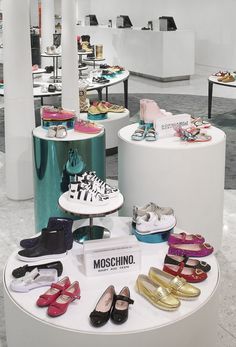 there are many shoes on display in the store